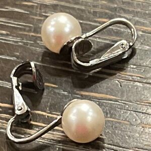 Vintage faux pearl clip on earrings in excellent condition
